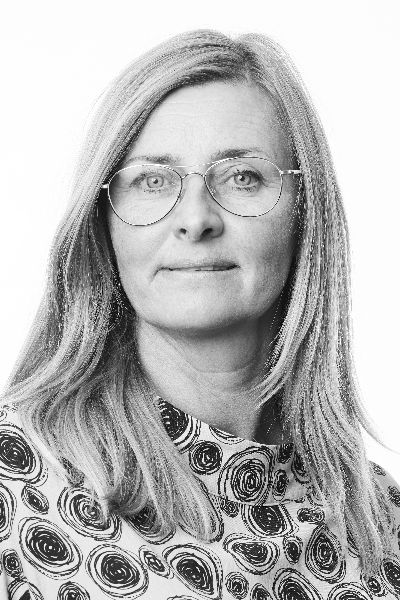 Billede af kvinde med briller i sort og hvid 